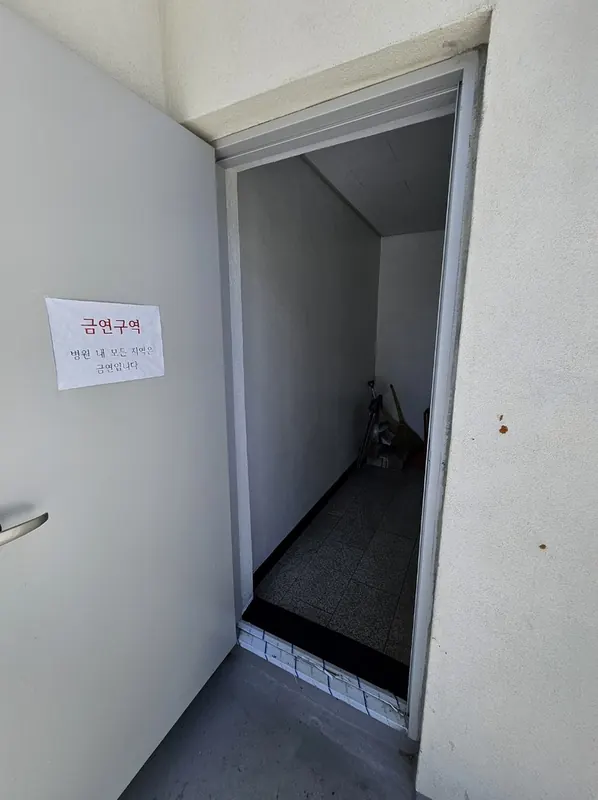 강동 병원 옥상 출입문·당직실 문 현관롤방충망 시공전 옥상 출입문