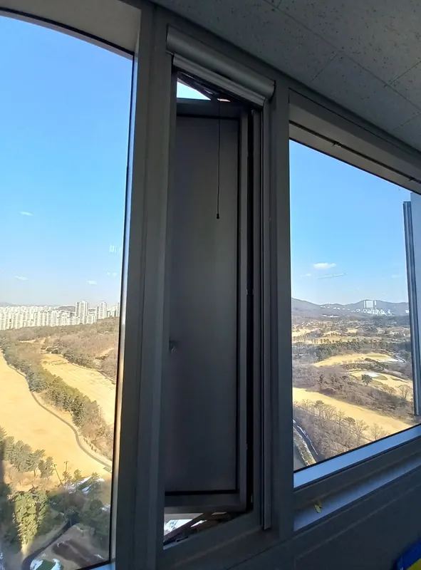 기흥 사무실 여닫이 창문 방충망 (상하롤) 완성 측면