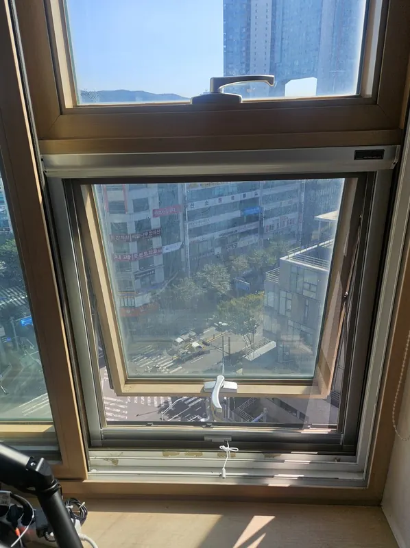안양 사무실 여닫이 창문 방충망 (상하롤) 완성 정면